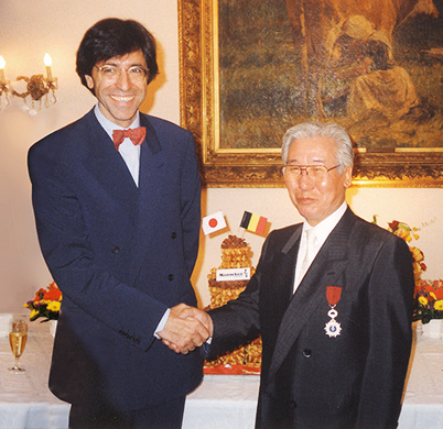 1998年「ベルギー王国王冠勲章シェバリエ章」を受勲。